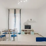 Modern White With Ac And Balcony * 몬테로소 알 마레
