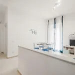 Modern White With Ac And Balcony 몬테로소 알 마레