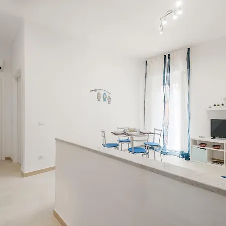 Modern White With Ac And Balcony Monterosso al Mare