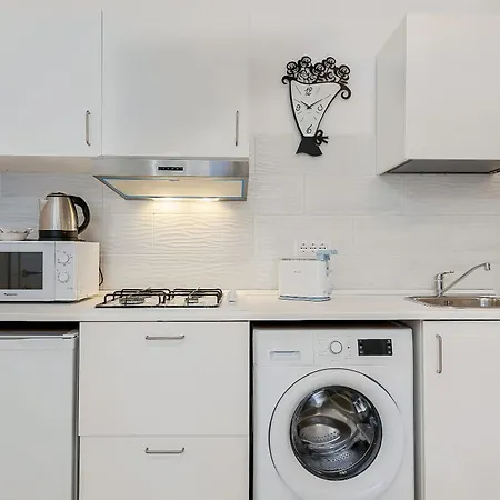 Modern White With Ac And Balcony 아파트 몬테로소 알 마레